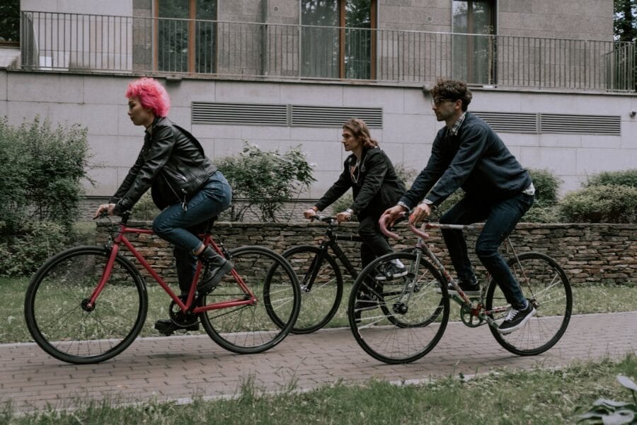3 cyclistes roulent ensemble