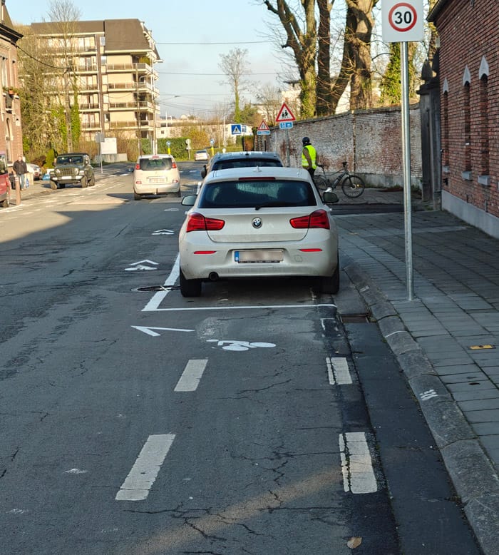mons-parking-sur-piste-cyclable-2