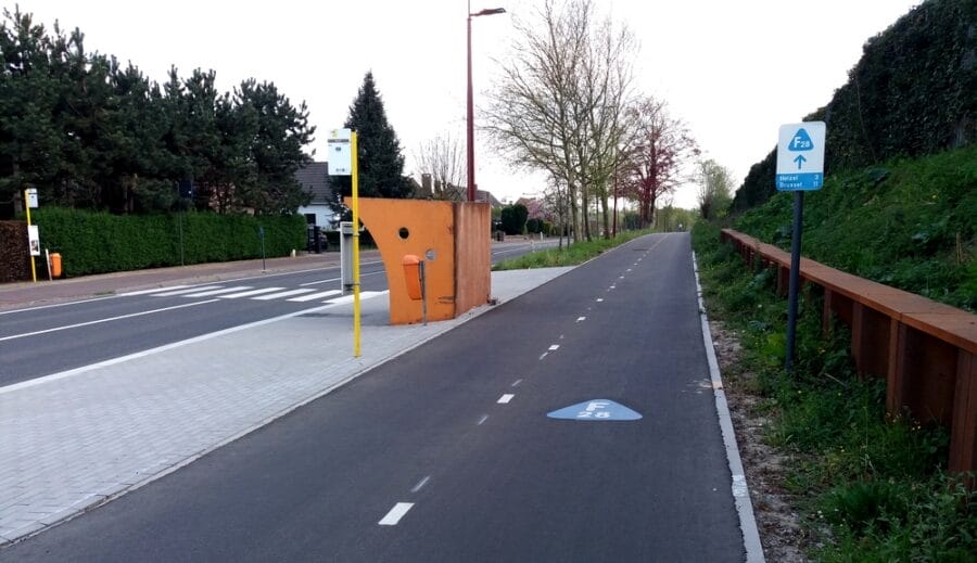 Cyclostrade en Flandre à proximité d'un arrêt de bus