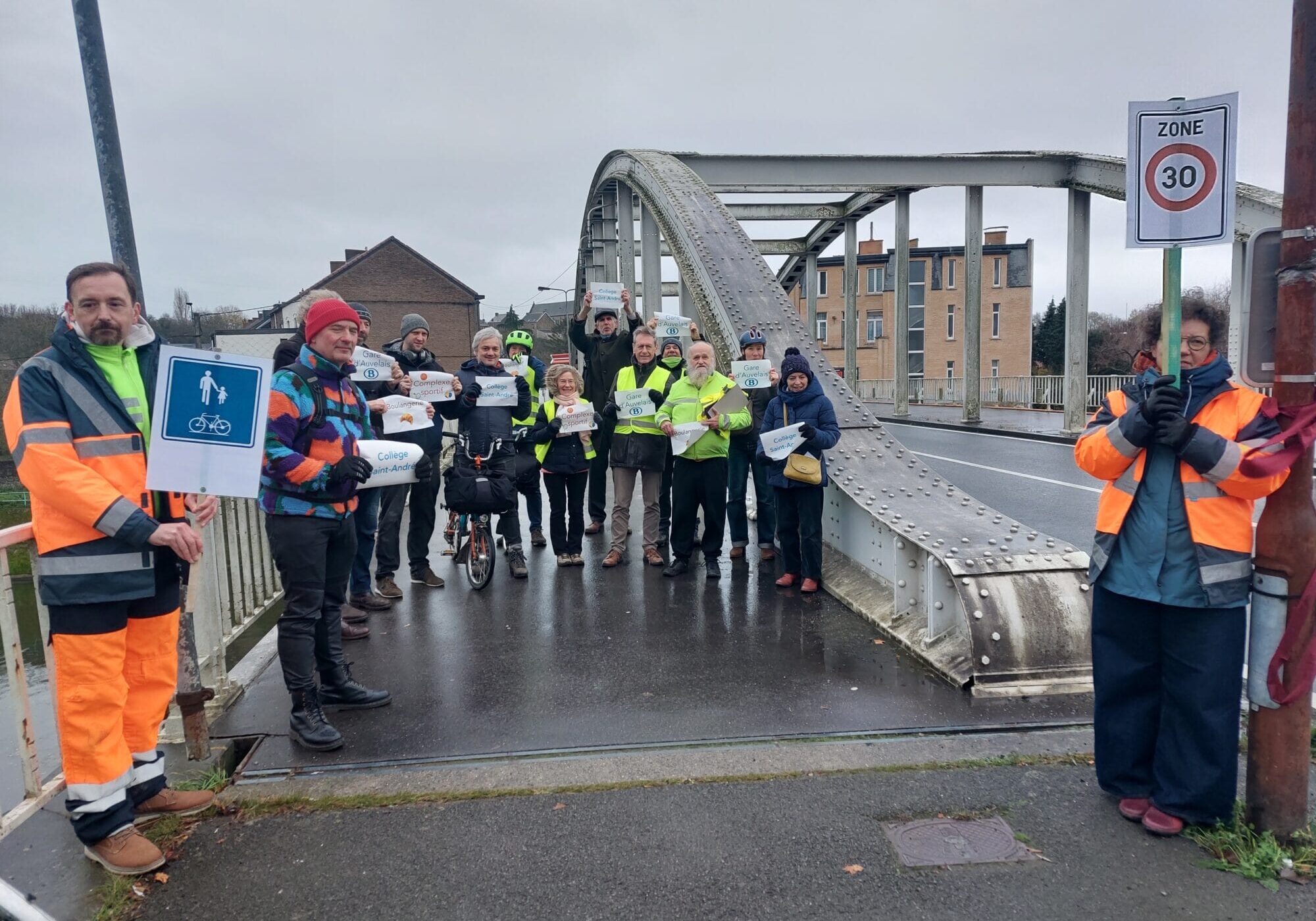 Les participants portent des pancartes indiquant leur destination : boulangerie, gare, Collège... pour rappeler que le vélo permet de faire des déplacements du quotidien.
