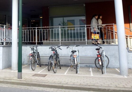 Parking vélo devant une grande surface