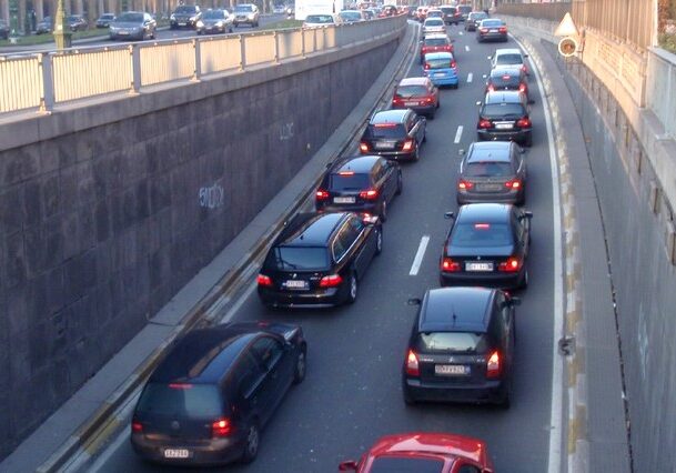 Files de voitures sortant d'un tunnel à Bruxelles