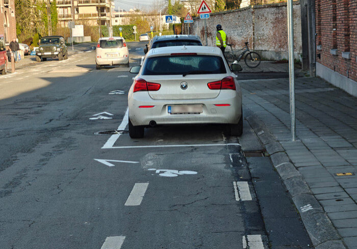 mons-parking-sur-piste-cyclable-2