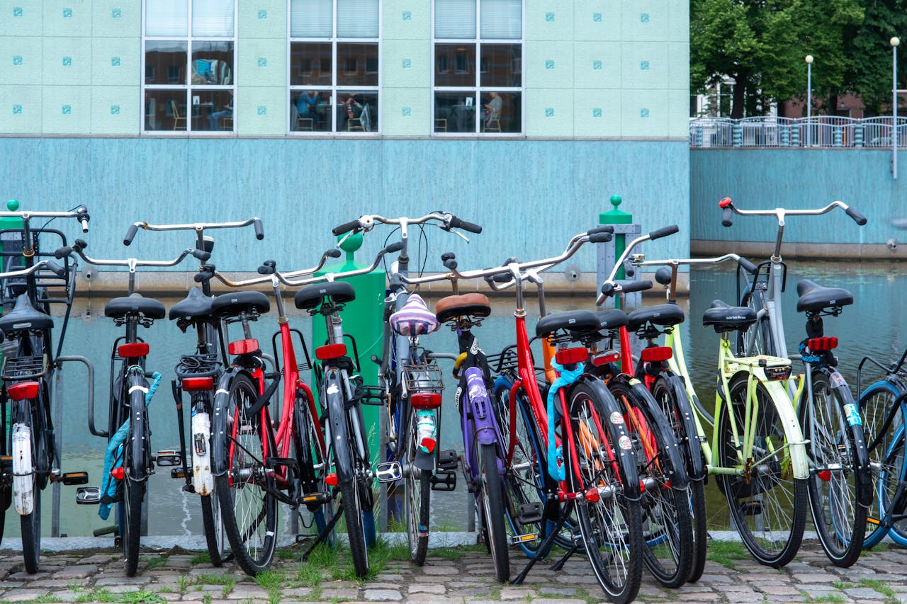 Vue de derrière de plusieurs vélos stationnés