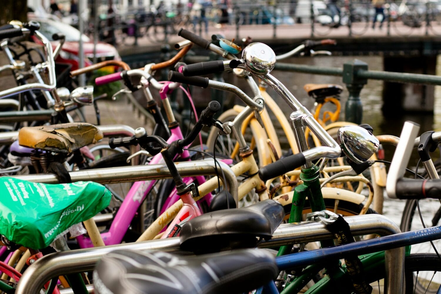 Plusieurs vélos mis les uns à côté des autres