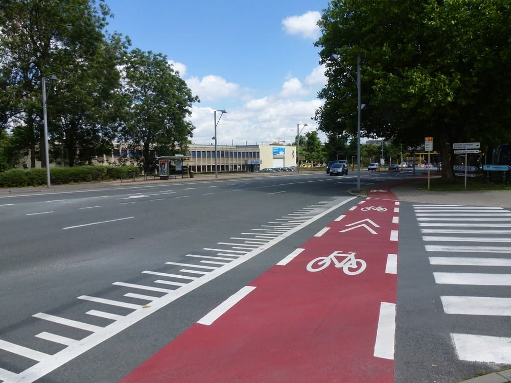 piste cyclable marquée au niveau d'une intersection à Bruxelles