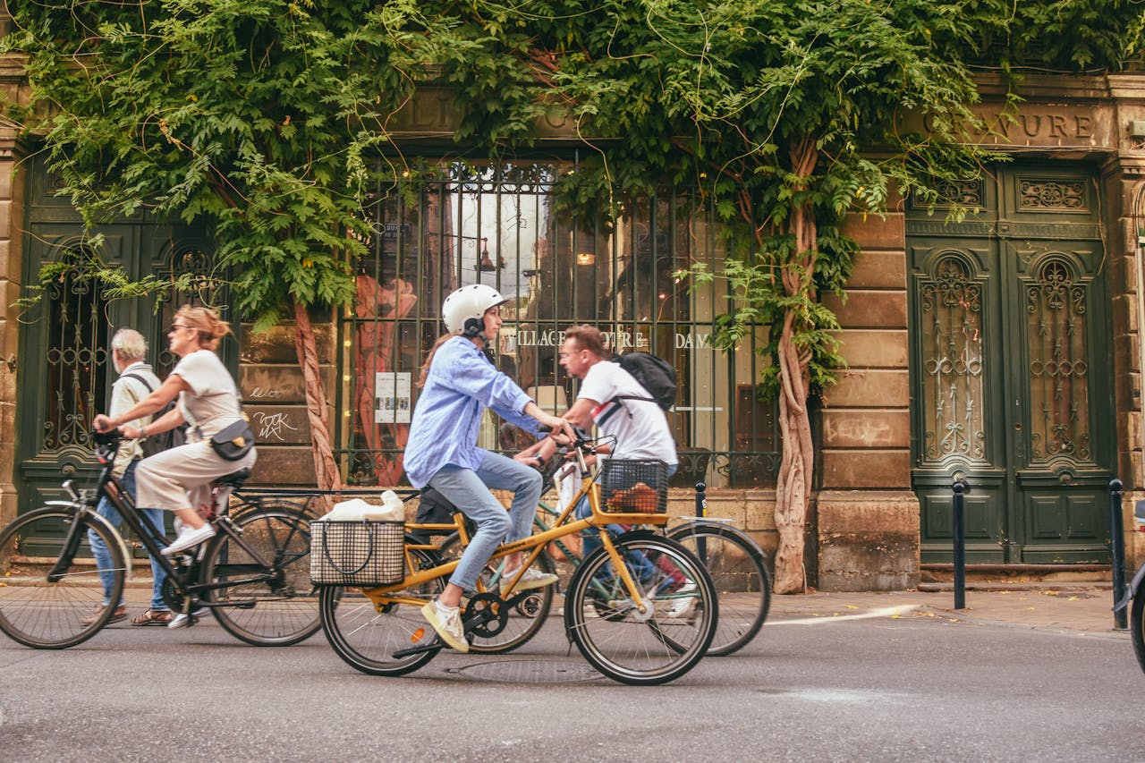 Une rue où 3 cyclistes passent