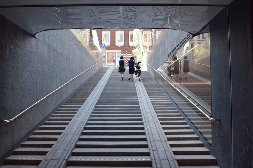 Rampe d'accès vélo dans un escalier à Amsterdam
