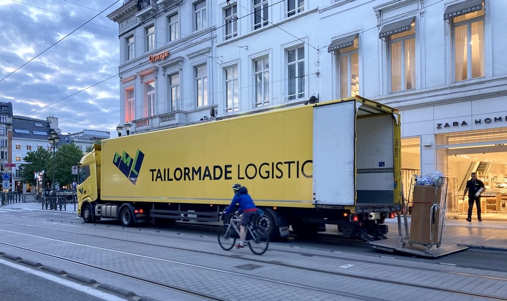 Un cycliste dépasse un camion de livraison