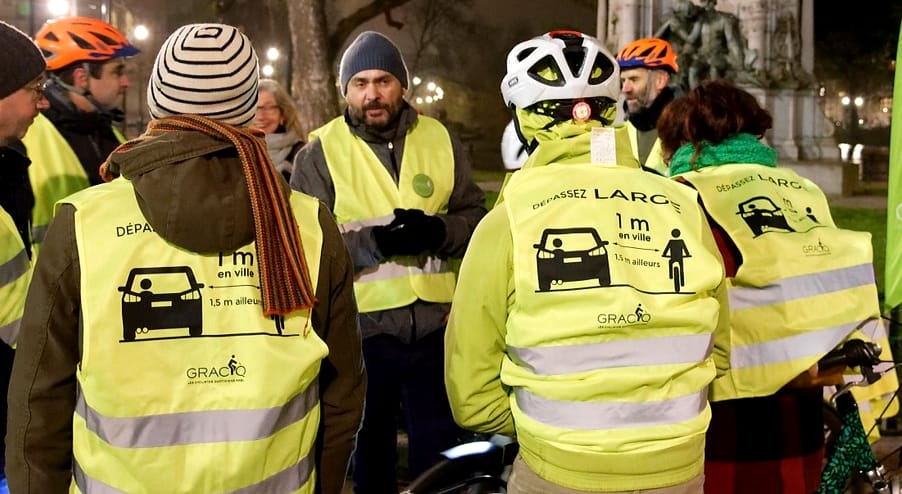Action de sensibilisation aux distances de dépassement entre un automobiliste et un cycliste, à Ixelles