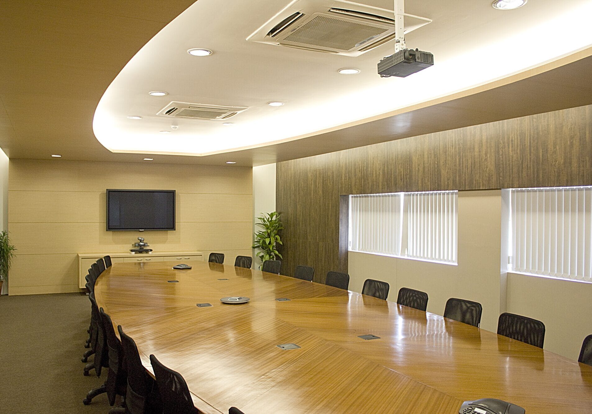 Une grande table de meeting est vide