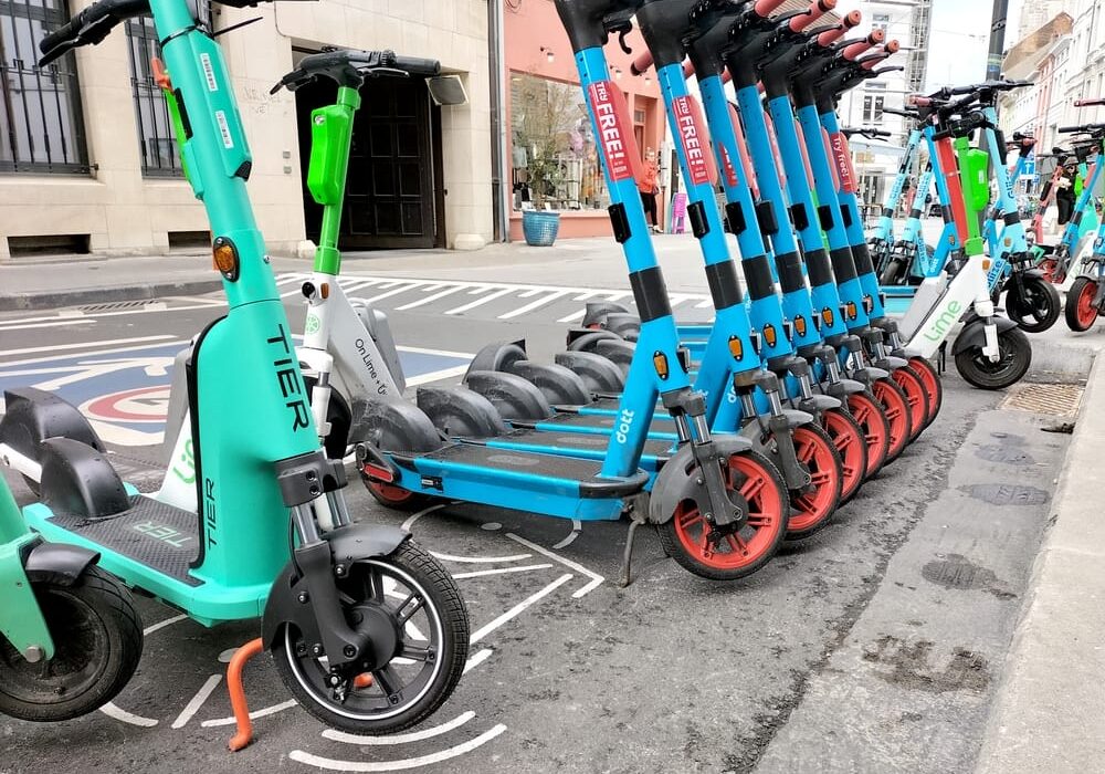 trottinettes en free floating sur une zone de stationnement