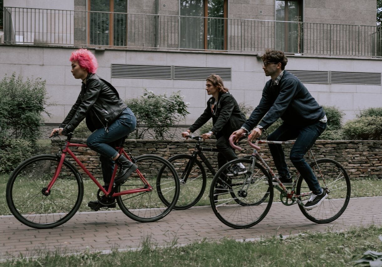 3 cyclistes roulent ensemble