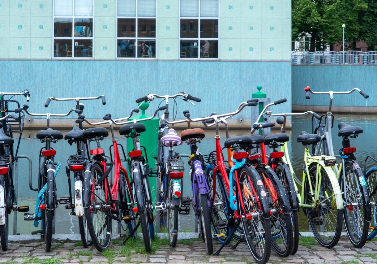 Vue de derrière de plusieurs vélos stationnés