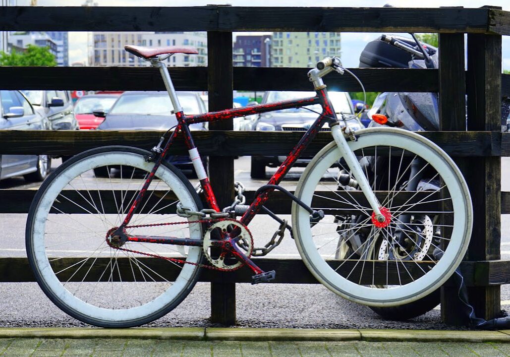 Un vélo est attaché à une barrière